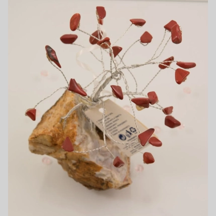 Дърво от червен яспис