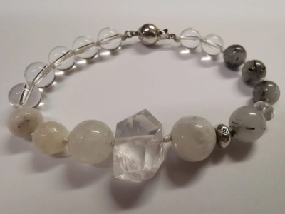 Гривна от лунен камък и турмалинов кварц