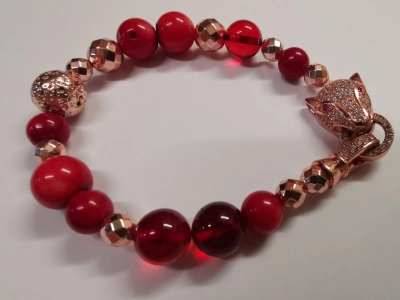 Гривна от червен кехлибар и камъни