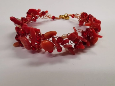 Плетена гривна от корал