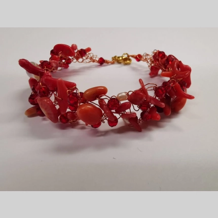 Плетена гривна от корал