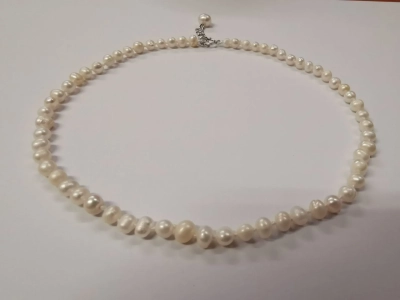 Чокър от бели перли