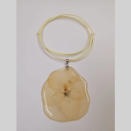 Колие от кремава Теменужка