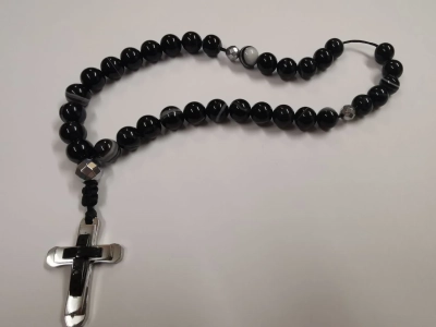 Броеница от черен ахат, хематит и кръст от медицинска стомана