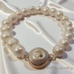 Гривна от бели перли