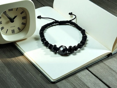 Гривна с тибетски възел и хематит