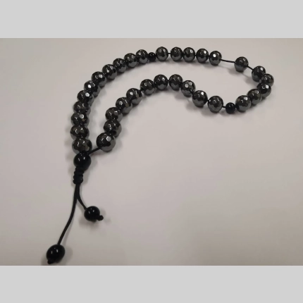 Ръчно изработена броеница с фасетиран хематит и оникс.