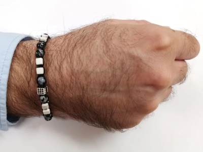 Гривна от обсидиан и хаулит - Image 2